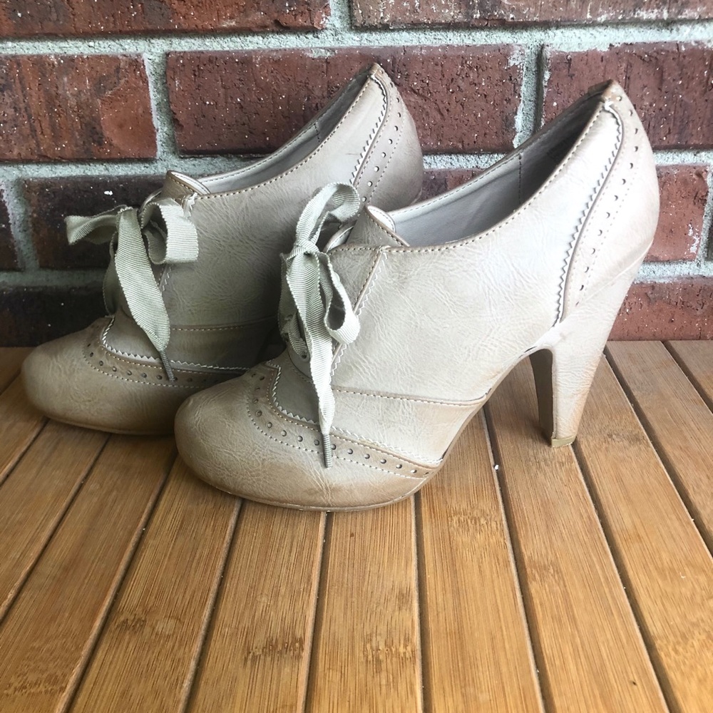 Lace-up Vintage Cutout Women’s Heeled Oxford - Picture 4 of 5